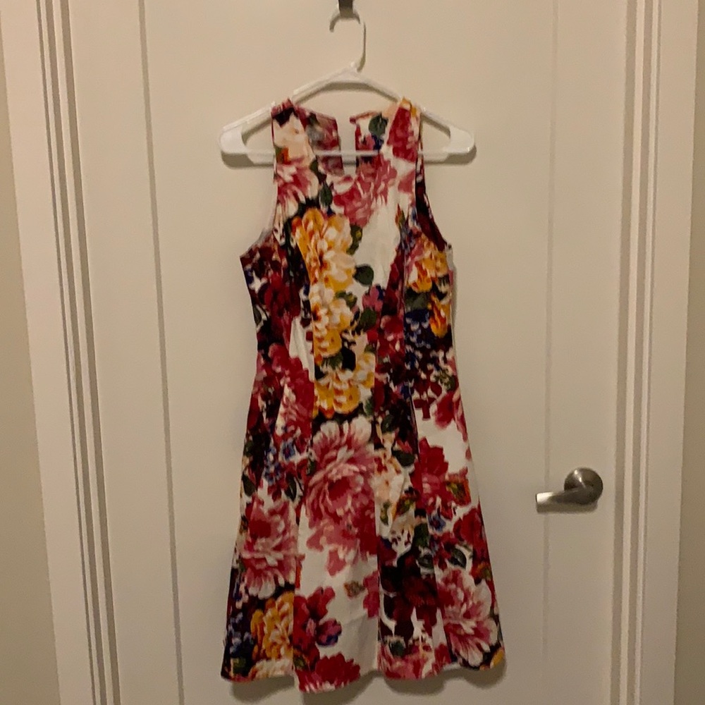 Maggy London- beautiful floral sleeveless dress, pleated bottom with pockets.
